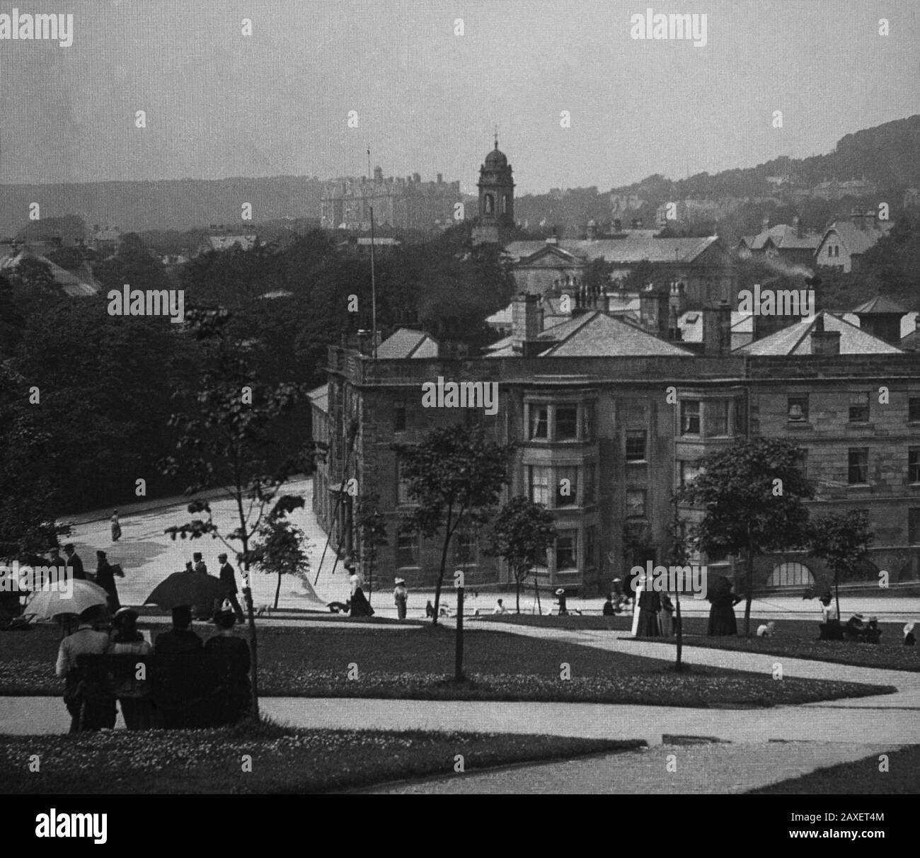L'ancien Hôtel Hall, Buxton Crescent & Thermal Spa Hôtel & Palace Hôtel pendant la période victorienne c1890, Victoriens devant la Maison de bain, ancienne décoration de lanterne magique en verre antique. L'hôtel récemment rénové est ouvert en 2020, créant une capitale du Nord pour la santé et le bien-être. Lame De Lanterne Magique Antique. Photographe original inconnu, la période de copyright a expiré. Photographie numérique, restauration, édition copyright © Doug Blane. Banque D'Images