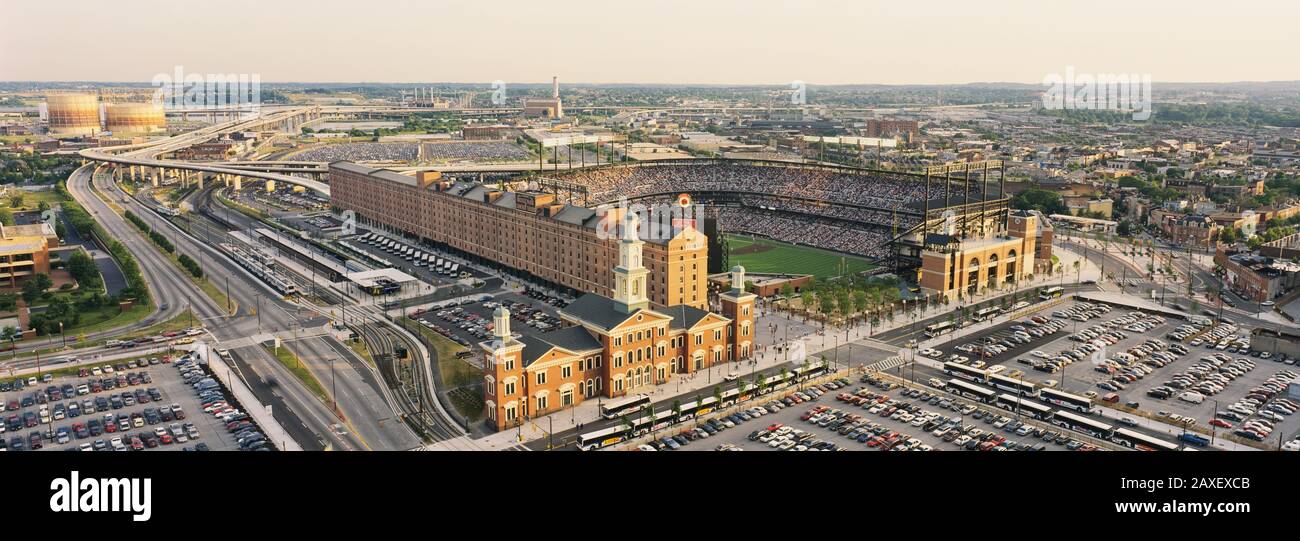 Vue aérienne d'un stade de baseball dans une ville, Oriole Park à Camden Yards, Baltimore, Maryland, États-Unis Banque D'Images