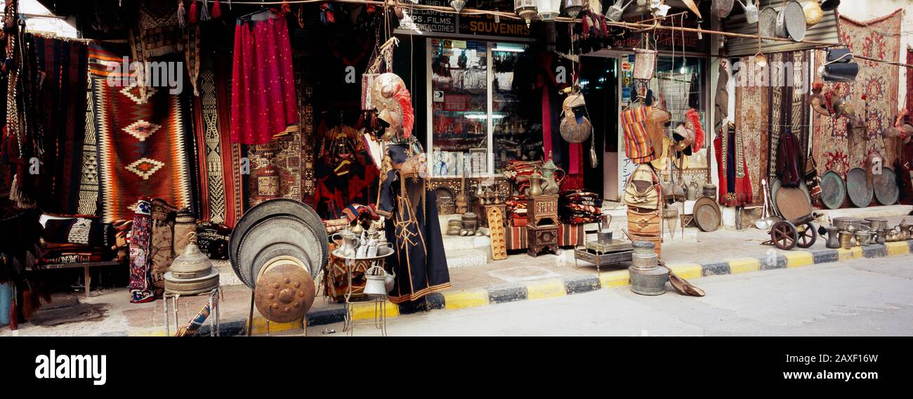 Groupe d'objets sur un marché, Palmyra, Syrie Banque D'Images