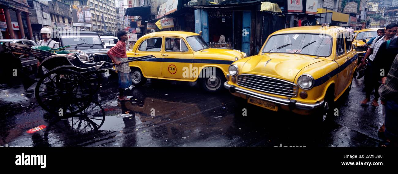Trafic dans une rue, Calcutta, Bengale occidental, Inde Banque D'Images
