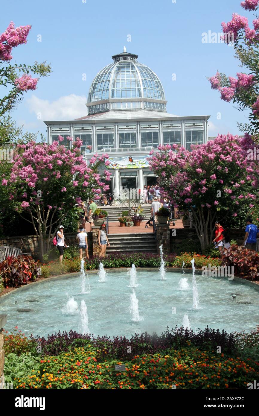Le jardin des fontaines et le Conservatoire du jardin botanique Lewis Ginter à Richmond, va, États-Unis Banque D'Images