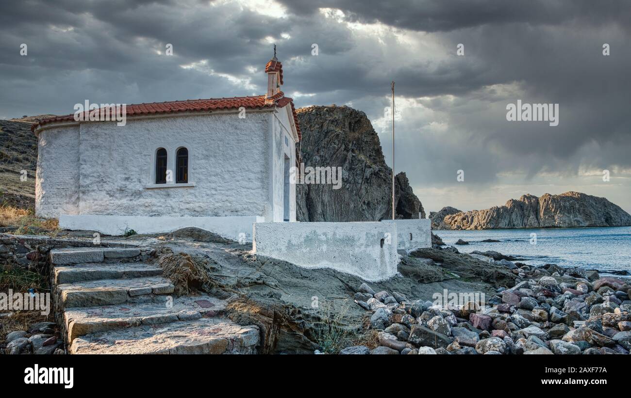 Escaliers menant à une petite église orthodoxe grecque une journée de tempête à Skala Eressos sur l'île de Lesvos Banque D'Images