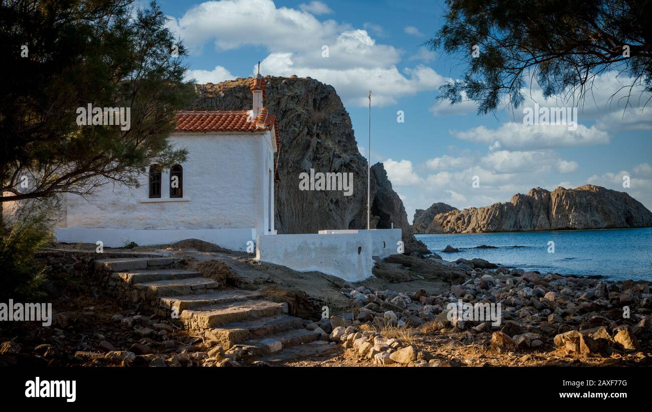 Escaliers menant à une petite église orthodoxe grecque une journée de tempête à Skala Eressos sur l'île de Lesvos Banque D'Images
