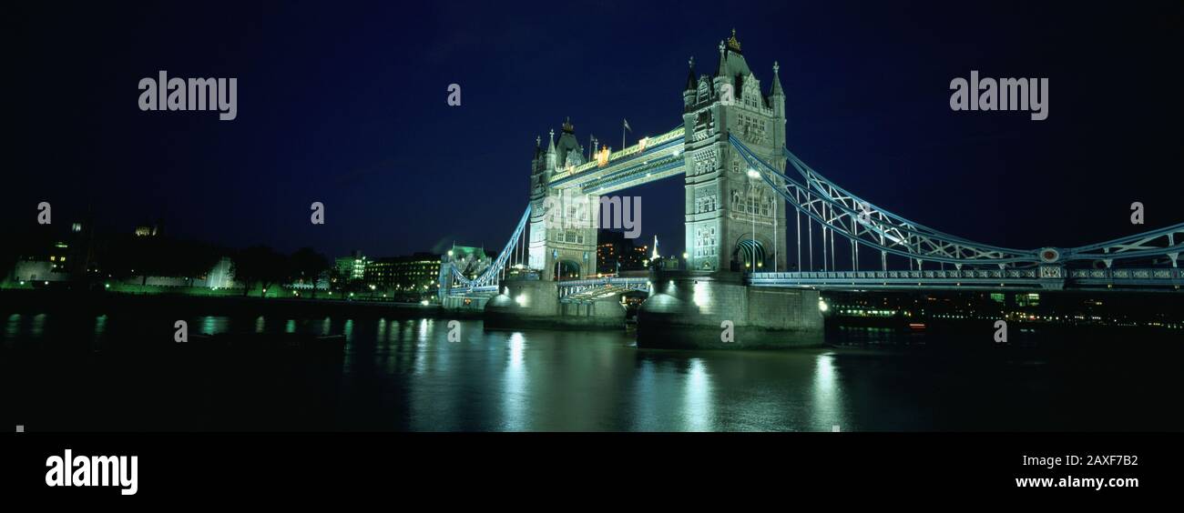 Pont sur une rivière, le Tower Bridge, la rivière Thames, London, England Banque D'Images