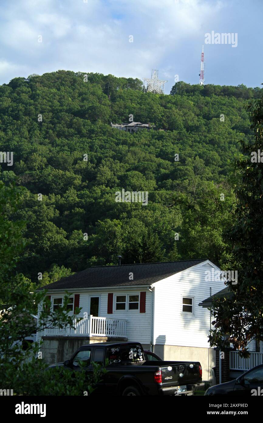 Le Mill Mountain Star visible d'un quartier à Roanoke, va, USA Banque D'Images