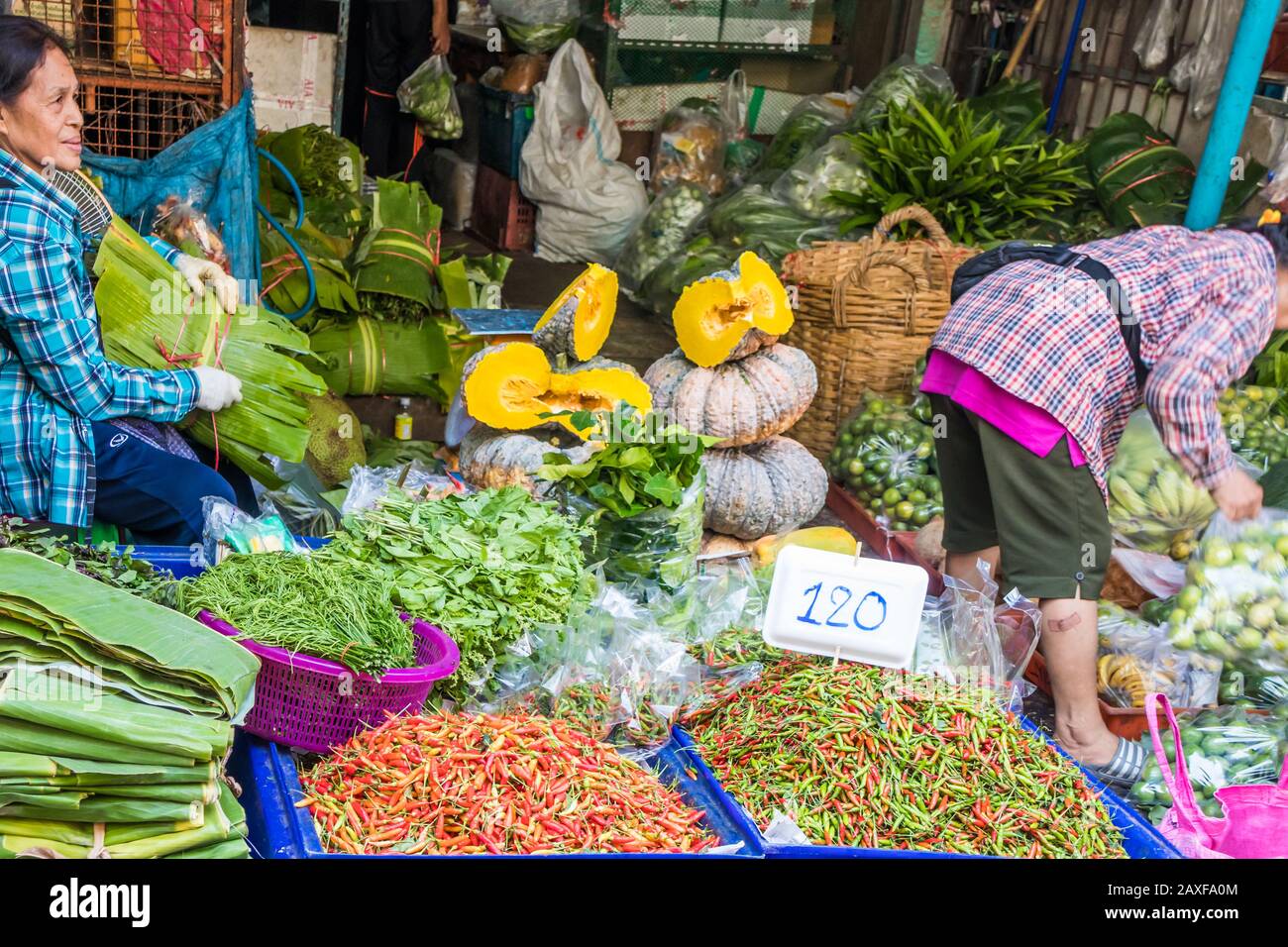 Bangkok, Thaïlande - 9 janvier 2020: Étals de fruits et légumes sur le marché humide de Khlong Toei. C'est le plus grand marché humide de la ville. Banque D'Images