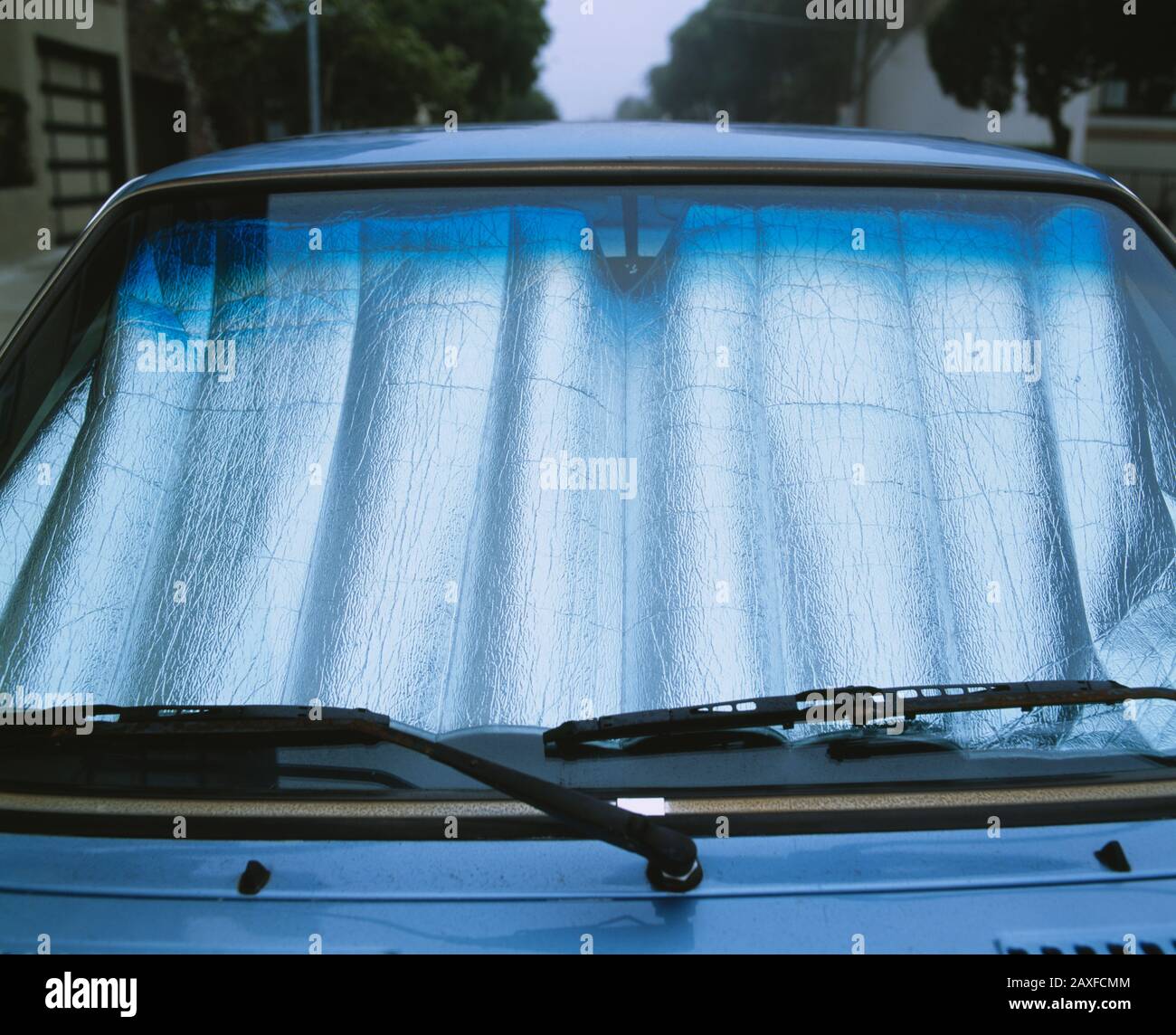 Gros plan d'un réflecteur solaire derrière le pare-brise d'une voiture, Californie, États-Unis Banque D'Images