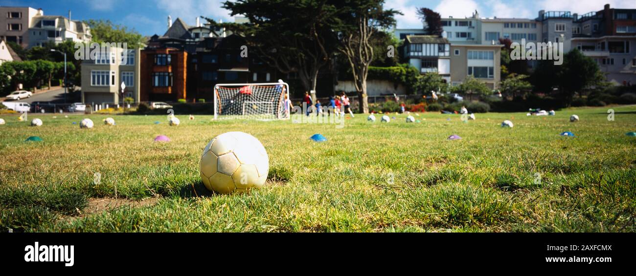 Ballons de football dans un terrain de football, San Francisco, Californie, États-Unis Banque D'Images