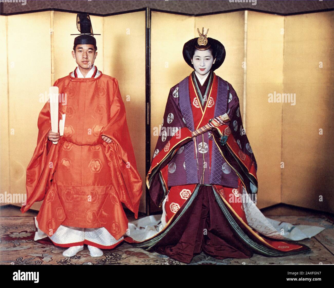 10 avril 1959 , Tokyo , Japon : l'empereur futuriste du Japon AKIHITO ( AKI HITO ) wed MICHIKO SHODA , Fille d'un industriel riche - GIAPPONE - IMPERATORE - GIAPPONE - NOBLESSE - NOBILI - NOBILTA' - REALI - ROYALTIES - seta - soie - rosso de couleur - rouge ventaglio - fan - principe ereditario - IMPERATRICE - robe de mariage - abito da spasa nozze - sposi - sposalizio - MATRIMONIO - cerimonia NUZIALE --- Archivio GBB Banque D'Images