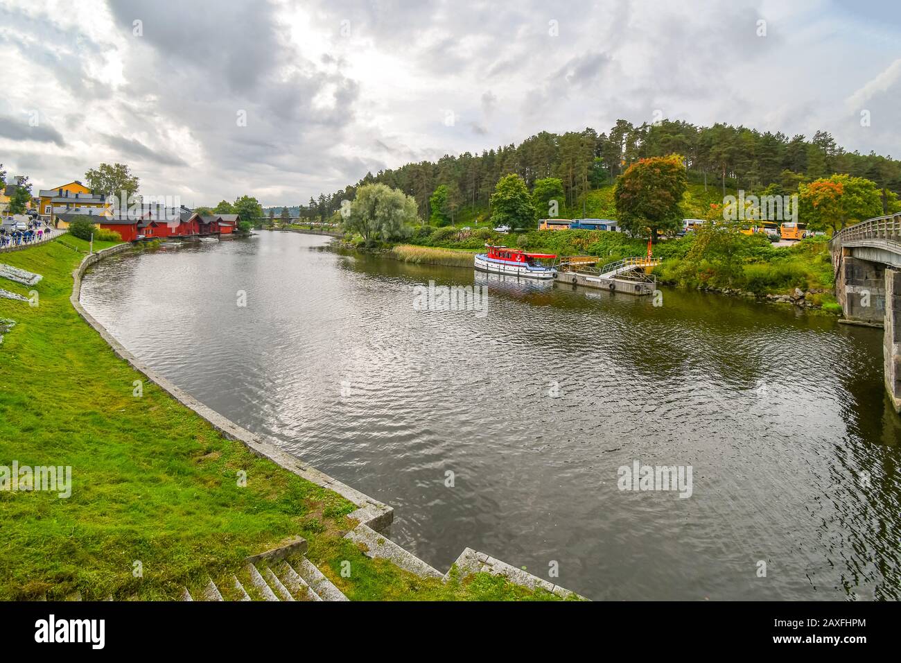 Début d'automne le long de la rivière Porvoonjoki, dans le village historique médiéval de Porvoo, en Finlande. Banque D'Images