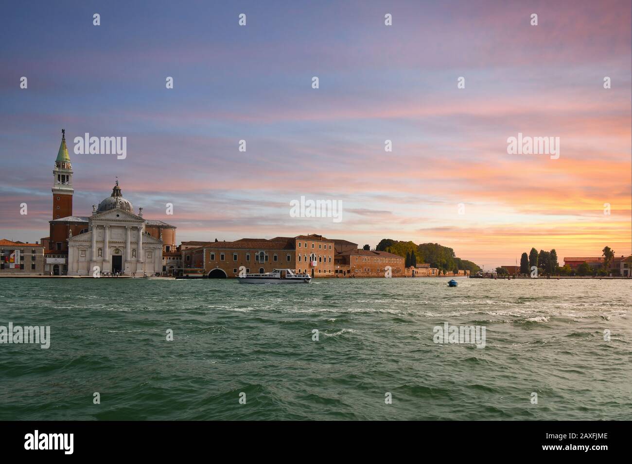 Vue sur le coucher du soleil de San Giorgio Maggiore, l'église et la tour du XVIe siècle sur l'île de San Giorgio Maggiore, à Venise, en Italie. Banque D'Images