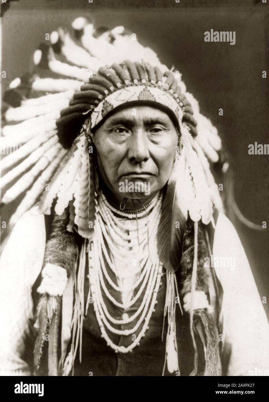 1903, Etats-Unis : Joseph, CHEF amérindien de nez Perce ( Percé , 1840 - 1904 ). Photo d'Edward S. CURTIS ( 1868 - 1952 ). - CAPO GIUSEPPE - l'Indien d'Amérique du Nord - HISTOIRE - foto storiche - Warbonnet - foto storica - Indiens - INDIANI d'AMÉRIQUE - PELLEROSSA - natifs américains - Indiens d'Amérique du Nord - CAPO Tribù INDIANO - GUERRIERO - GUERRIER - portrait - ritrato - SELVAGGIO WEST - piuma - piume - plumes --- Archivio GBB Banque D'Images