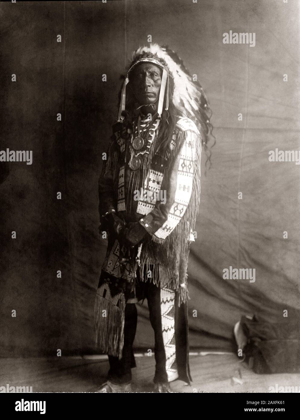 1907, États-Unis : le CHEF amérindien Jack Red Cloud d'Oglala Lakota ( Sioux ) ( 1822 – 1909 ) . Photo d'Edward S. CURTIS ( 1868 - 1952 ). - CAPO NUVOLA ROSSA - l'Indien de l'Amérique du Nord - HISTOIRE - foto storiche - warbonnet - foto storica - Indiens - INDIANI d'AMÉRIQUE - PELLEROSSA - natifs américains - Indiens d'Amérique du Nord - CAPO TRIBU' INDIANO - GUERRIERO - WARRIOR - portrait - ritratto - SELVAGGIO WEST - piuma - piume - plumes - STOCK - collier - collana - franges - frangia - frangie © Archivio GBB / Banque D'Images