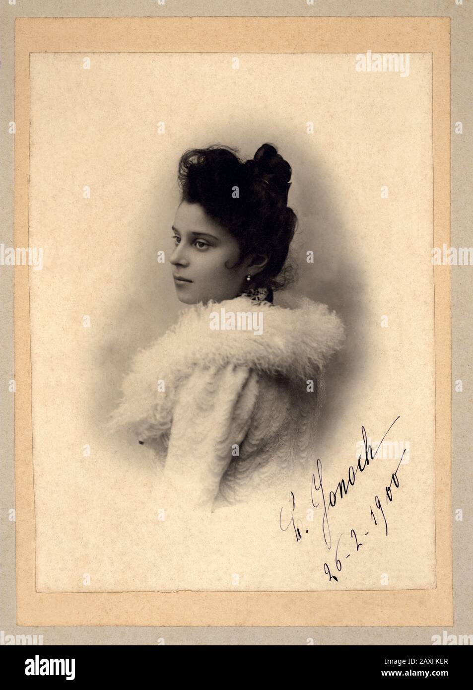 1900 , 26 février , Vicence , ITALIE : La noblesse italienne C. JONOCH , photo d' A. Bordigioni , Bassano del Grappa ( Vicence ) - BELLE EPOQUE - ITALIA - NOBLESSE - NOBILI - NOBILTA' ITALIANA - FOTO STORICHE - PHOTOS D'HISTOIRE - col - coletto - fourrure - pelliccia - bue tibetano - YAK - autografo - firma - autographe - signature - chignon - nobildonna - profilo - profil - orecchino - Orecchini - Ardops - perles - perle - robe blanche - abito vestito bianco - MODE - MODA © Archivio GBB / Banque D'Images