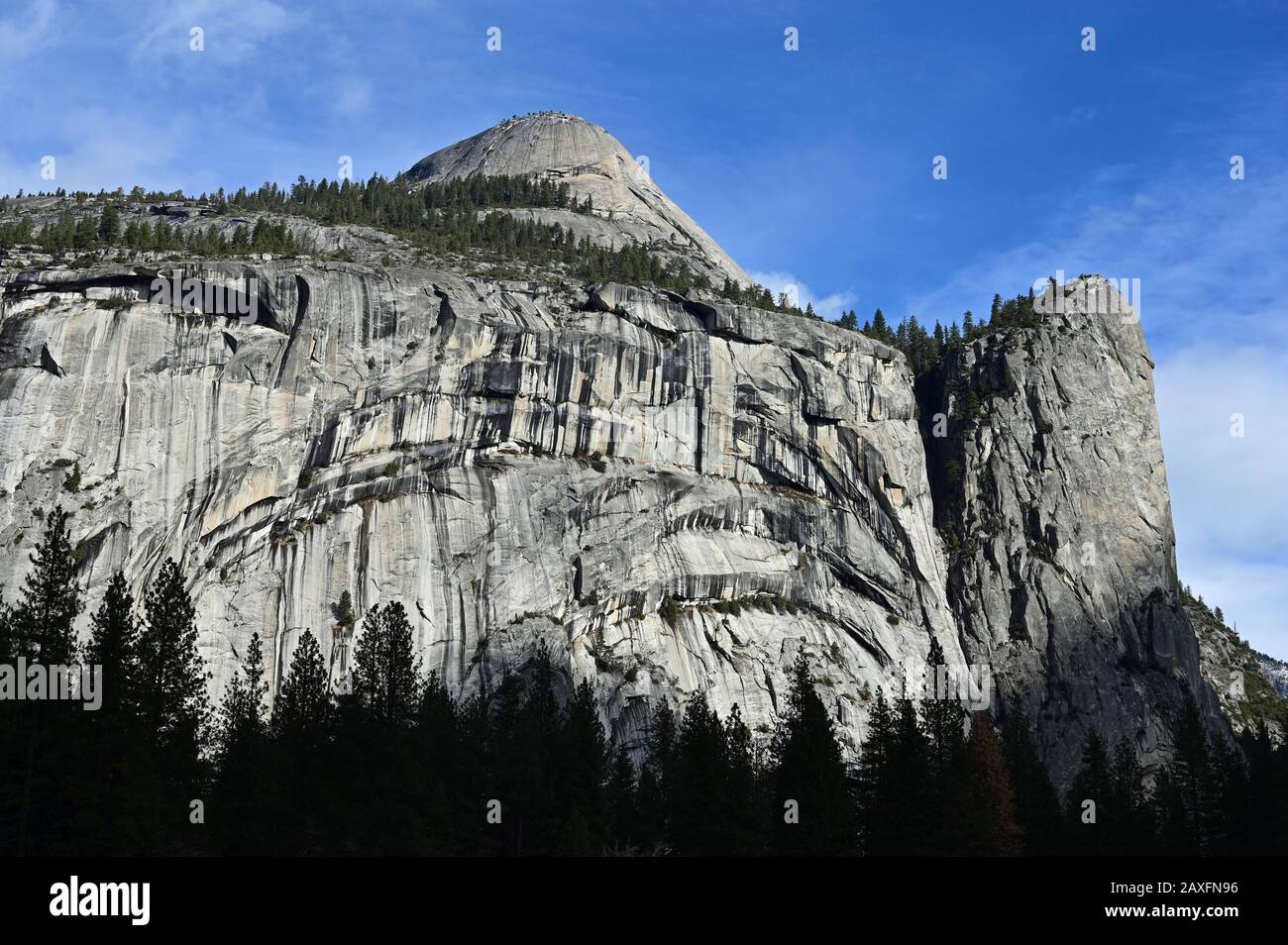 Formations rocheuses de granit du parc national de Yosemite, Californie montrant des traînées d'eau verticales. Banque D'Images