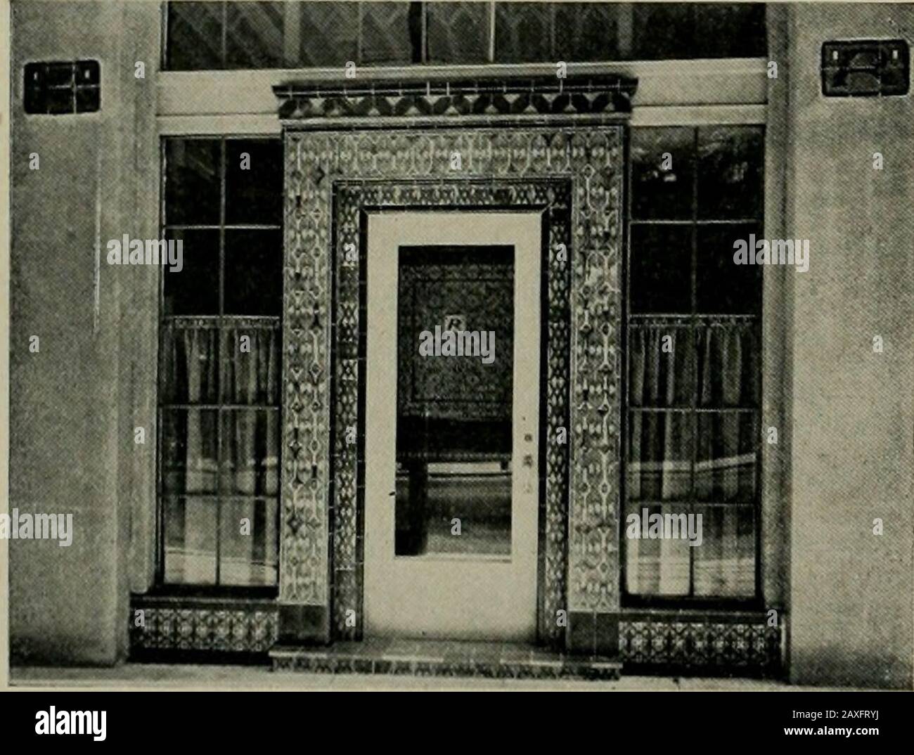 Architecte et ingénieur . Les Supports de tuyau Sont indépendants les supports de tuyau dans le conduit Ric-v!L pour les tuyaux de vapeur sous-sols ne peuvent pas être surcadencés ou brokendown, et ils portent les tuyaux sans once de poids sur le conduit de tuile. Elles sont fondées sur la forte fuite de base ci-dessous, les selles sont calées entre deux sections, entrant dans le conduit par des trous spéciaux qui sont cimentés à l'intérieur des supports. Cela signifie qu'aucun mouvement du tuyau n'est dû à l'expansion, à la vibration ou à la présence de pidingsur le conduit, une construction sûre et puissante. C'est l'un des motifs pour lesquels vous devez spéc Banque D'Images