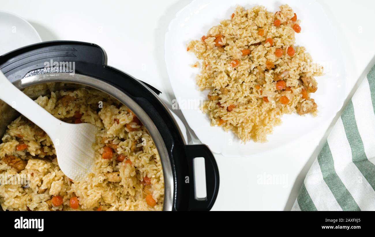 Riz, légumes et viande dans une casserole et sur une assiette. Cuisinez du riz avec de la viande et des légumes (ou du riz Pilaf) dans un cuiseur multi-pression étape par étape, en haut Banque D'Images