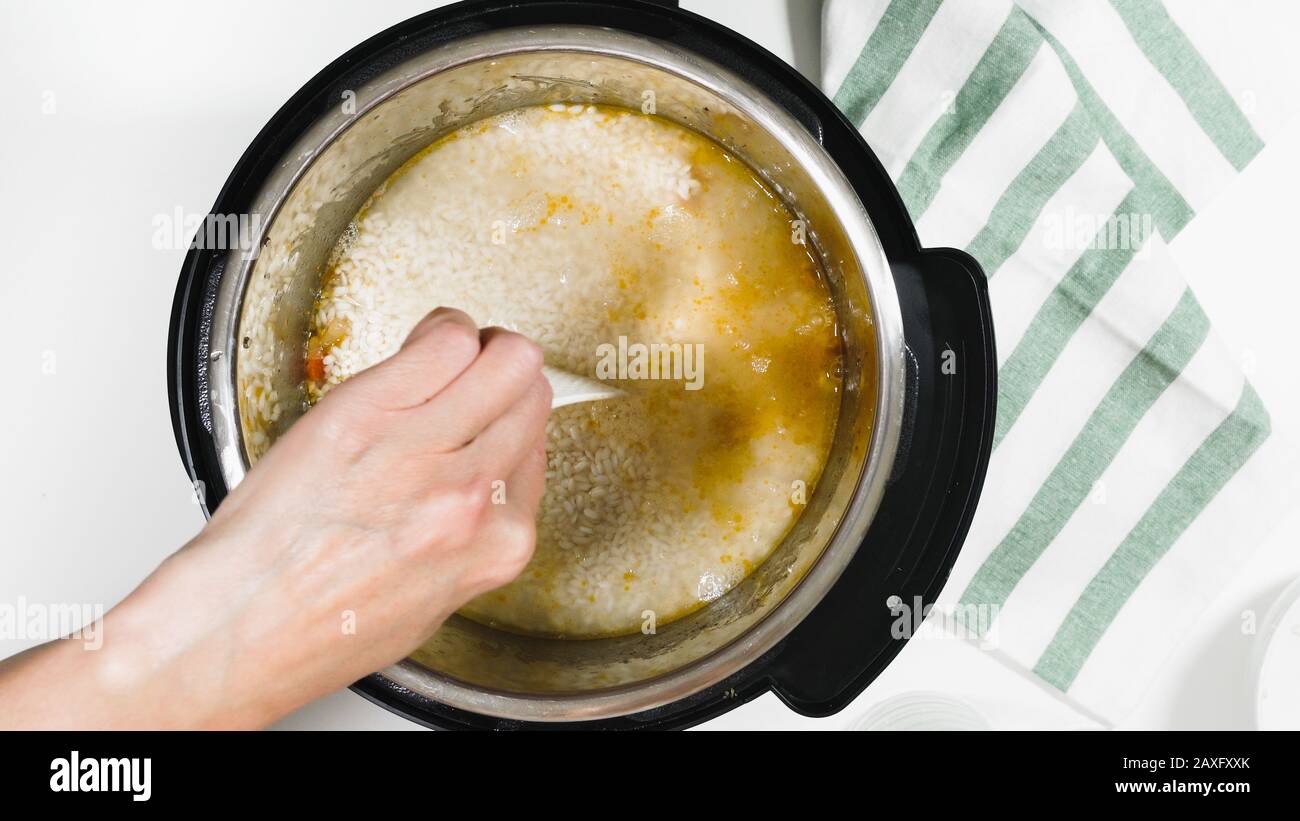 Cuisson du riz avec de la viande et des légumes (ou riz Pilaf) dans un cuiseur multi-pression pas à pas, vue de dessus. Banque D'Images
