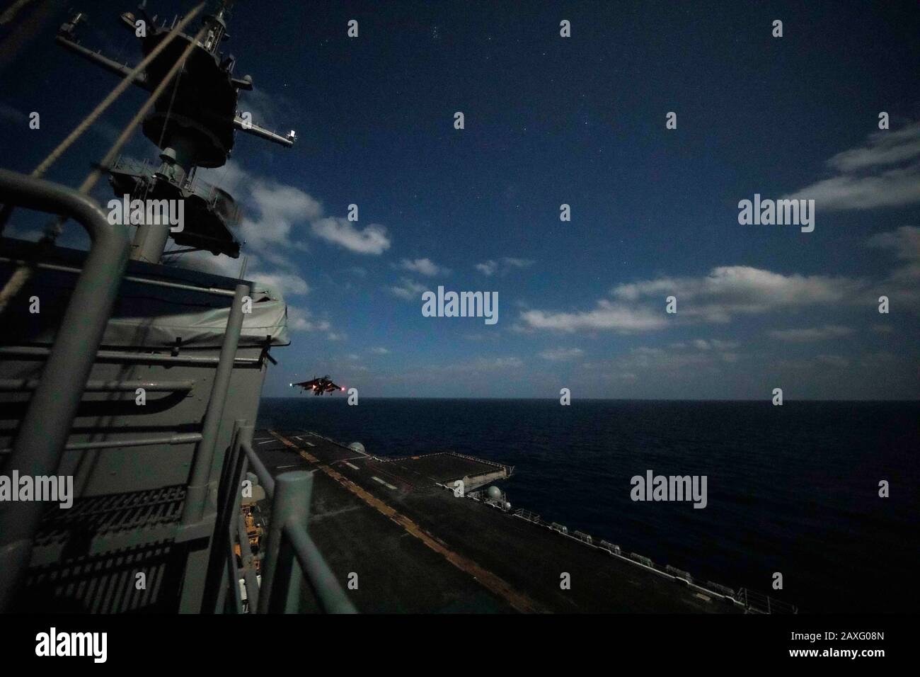 200208-N-MH210-1165 MER D'ARABIE (FÉV 8, 2020) - Un Harrier AV-8 B attaché aux Tigers de l'escadron D'Attaque marine (VMA) 542, terres du pont de vol du navire d'assaut amphibie USS Bataan (LHD 5). Bataan, le phare du groupe de préparation amphibie de Bataan et avec la 26ème unité expéditionnaire marine embarqué, Est déployé dans la 5ème zone d'opérations de la flotte des États-Unis à l'appui des opérations de sécurité maritime pour rassurer les alliés et les partenaires et préserver la liberté de navigation et la libre circulation du commerce dans la région. (ÉTATS-UNIS Photo de la Marine par Spécialiste de la Communication de masse de 1ère classe Zachary A. A Banque D'Images