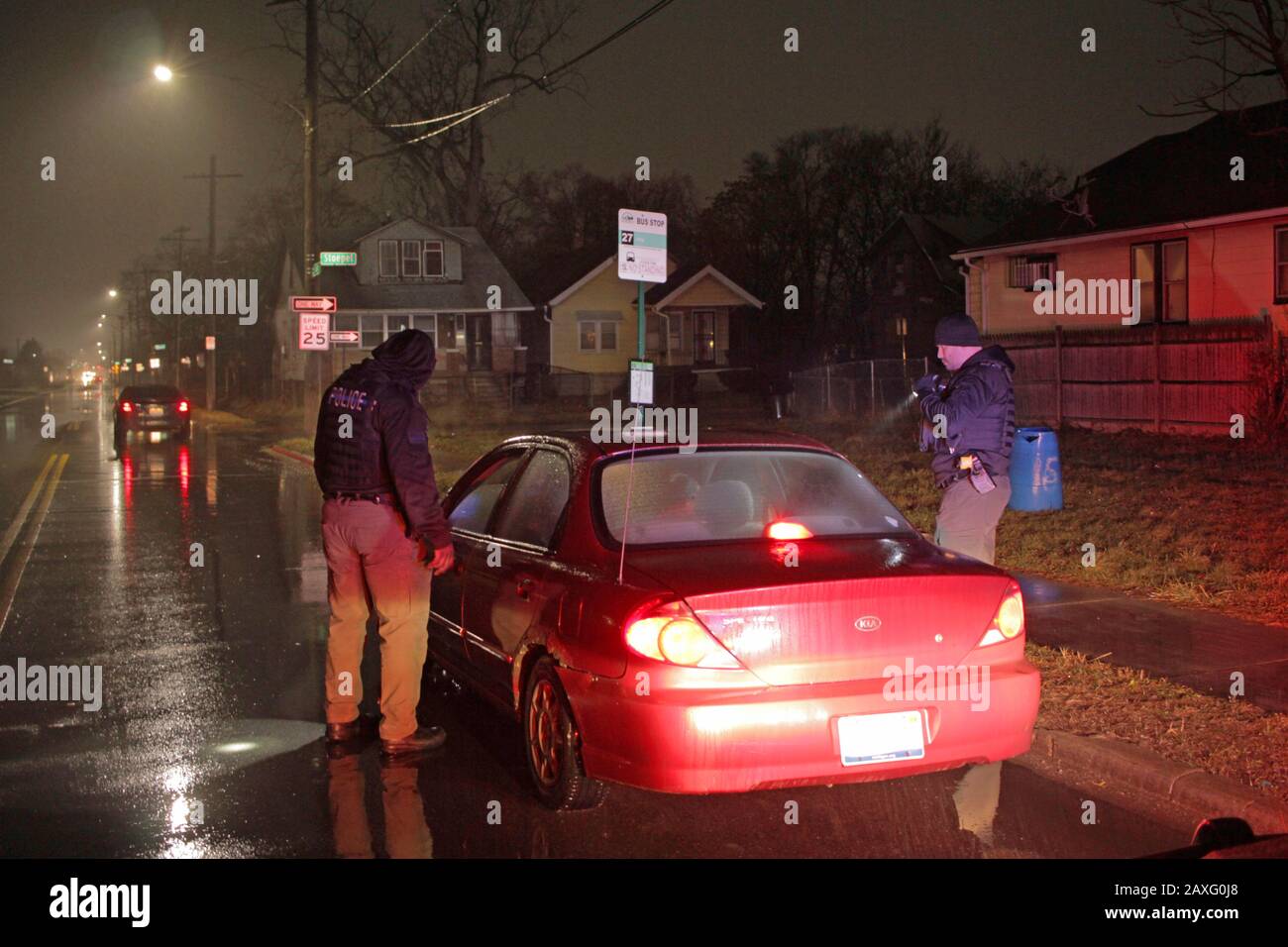 Les policiers de Detroit s'approchoch en véhicule lors d'un arrêt de circulation pendant une nuit de pluie à Detroit, Michigan, États-Unis Banque D'Images