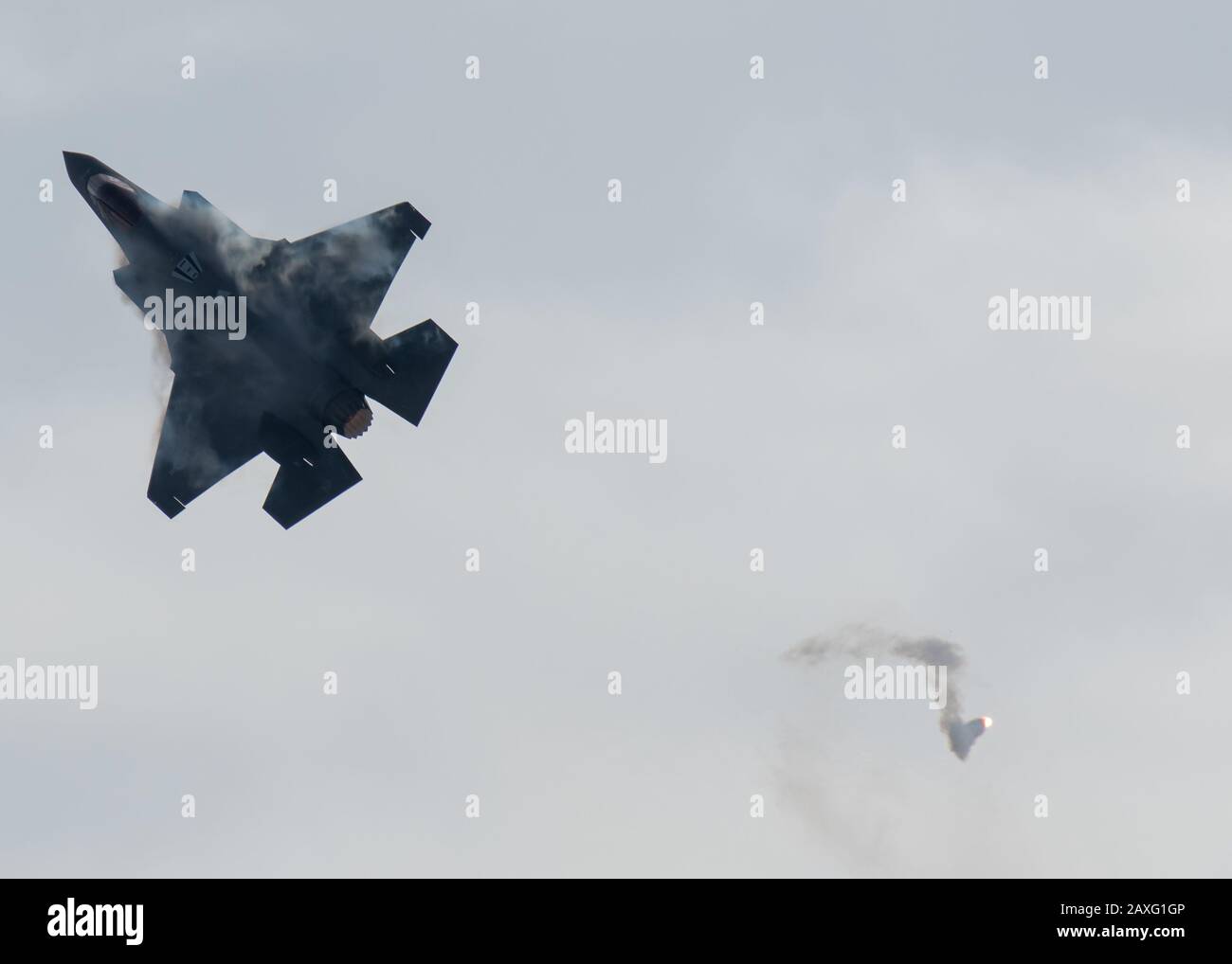 Une F-35 A Lightning II diffuse une éruption lors de la manœuvre de « donjo Drift » sur la base de la Force aérienne de Hill lors d'une pratique de démonstration le 10 février 2020 à la base de la base aérienne de Hill, dans l'Utah. Cette manœuvre est nommée en l'honneur du premier commandant et pilote de l'équipe de démonstration F-35, Le Major Andrew 'dojo' Olson. (ÉTATS-UNIS Photo de la Force aérienne par le capitaine Kip Sumner) Banque D'Images