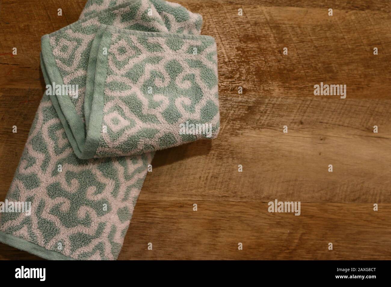 Serviettes de bain à la menthe turquoise à motif toile de fond rustique barnwood Banque D'Images