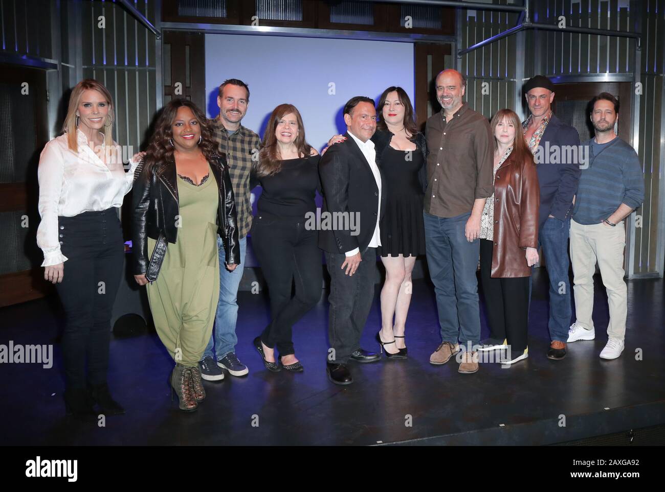 Cheryl Hines, Sherri Shepherd, Welle forte, Dayle Reyfel, Eugene Pack, Jennifer Tilly, Scott Adsit, Laraine Newman, Christopher Meloni, Jason Priestley pose comme le casting de Broadway sensation 'Celebrity Autobiography' tenu au Groundlings Theatre le 11 février 2020 à Los Angeles, CA, USA (photo de Parisa Afsahi/USA) Banque D'Images