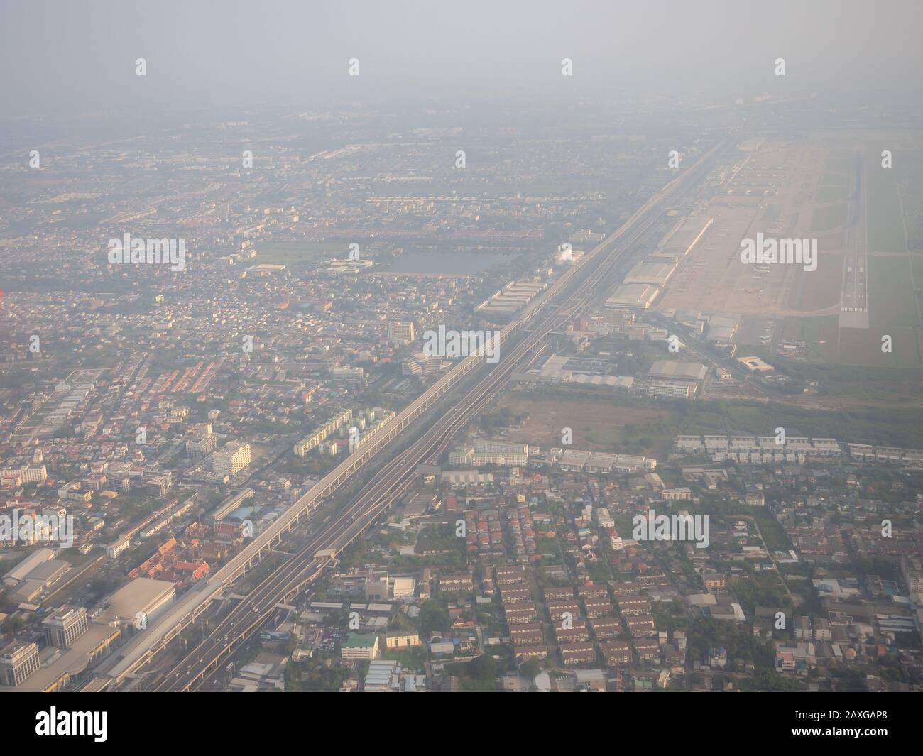 Bangkok / Thaïlande - 24 janvier 2020: Vue haute de l'avion de vue poussiéreuse, PM 2.5 dans l'air, pollution dans la ville de Bangkok, Thaïlande. Banque D'Images