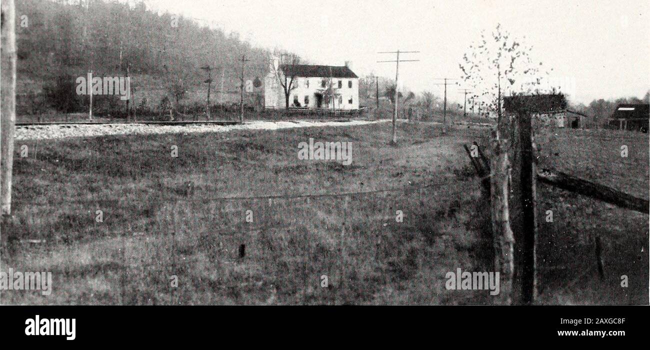 La route Wilderness du Kentucky : son emplacement et ses caractéristiques . La Ford du château de Rock à l'embouchure du ruisseau Parkers [i;i()J Tlic Wilderness Road jusqu'au Kentucky Le sentier JusQu'à Boonesborough Le sentier menant à Boonesborougli a quitté la route jusqu'à Crab Orchardquelque part près de Londres ou d'Altamont, puis il a frappé les collines au nord jusqu'à la tête du ruisseau Parkers. C'est là qu'il est allé jusqu'à l'embouchure du ruisseau Parkers, où il a traversé la rivière Rock Castle ; I. Dans la ruelle Round Stone puis al) à 800 mètres en aval de la rivière Rock Castle. Puis, en quittant la rivière RockCastle, elle est allée vers le nord jusqu'à Trace Branch of Crooked Creek; thendown Trace Branch t Banque D'Images