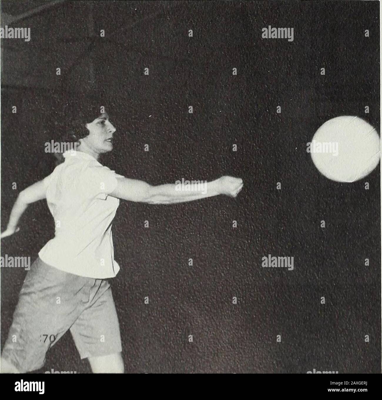 U et I . ntatif; Betsy Schooley, représentante de Freshman; et Judy Green, secrétaire. Les Permanents Sont Mlle Griffith, Commanditaire; Et Pat Veach, Gestionnaire Intramural. Girls ATHLETIC ASSOCIATIONTHE GirlsAthletic Associationsponsorise de nombreuses activités. Le pique-nique annuel au parc Hessel pour les futurs membres oldand a commencé le programme des années-service. Par la suite, de nouveaux membres de la mém-bers ont été officiellement acceptés dans l'organisation après avoir passé la journée habillée comme des personnages de bande dessinée, se basant auprès des membres de la GAA et participant à une cérémonie veineuse après l'école. Speedball et basket-ball étaient des activités régulières d'automne et d'hiver. L'inte Banque D'Images