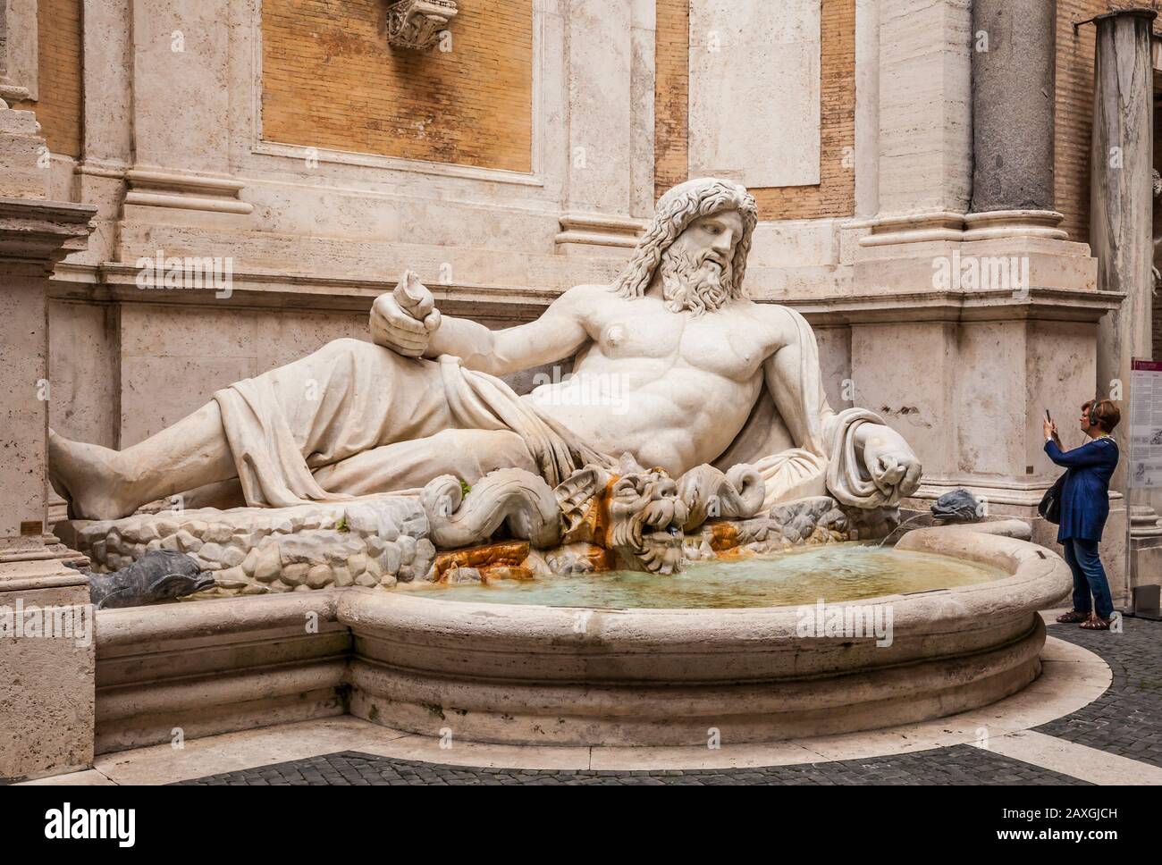 Un touriste prend une photo d'une fontaine avec Marforio, River God, Capitolin Museum, Rome, Italie. Banque D'Images