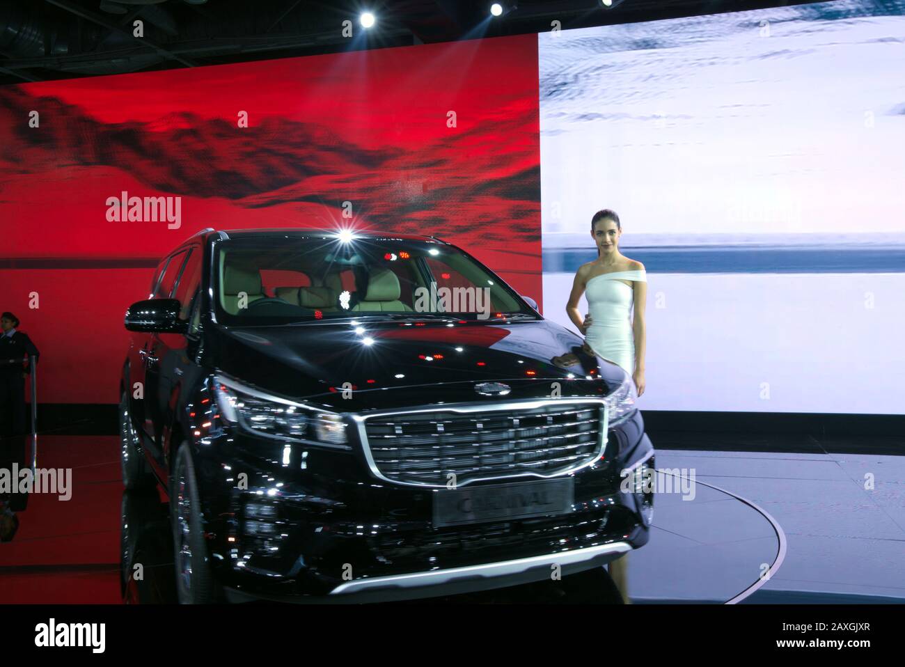 Greater NOIDA, INDE – 7 FÉVRIER 2020 : un modèle pose avec la voiture de carnaval Kia exposée à l'exposition Auto Expo 2020 au Greater Noida en Inde. Banque D'Images