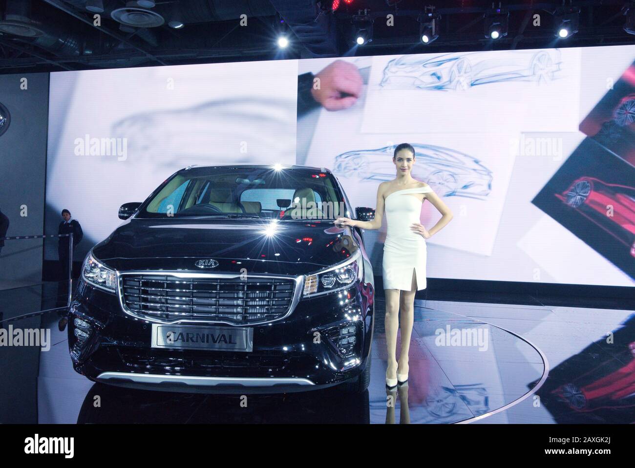 Greater NOIDA, INDE – 7 FÉVRIER 2020 : un modèle pose avec la voiture de carnaval Kia exposée à l'exposition Auto Expo 2020 au Greater Noida en Inde. Banque D'Images
