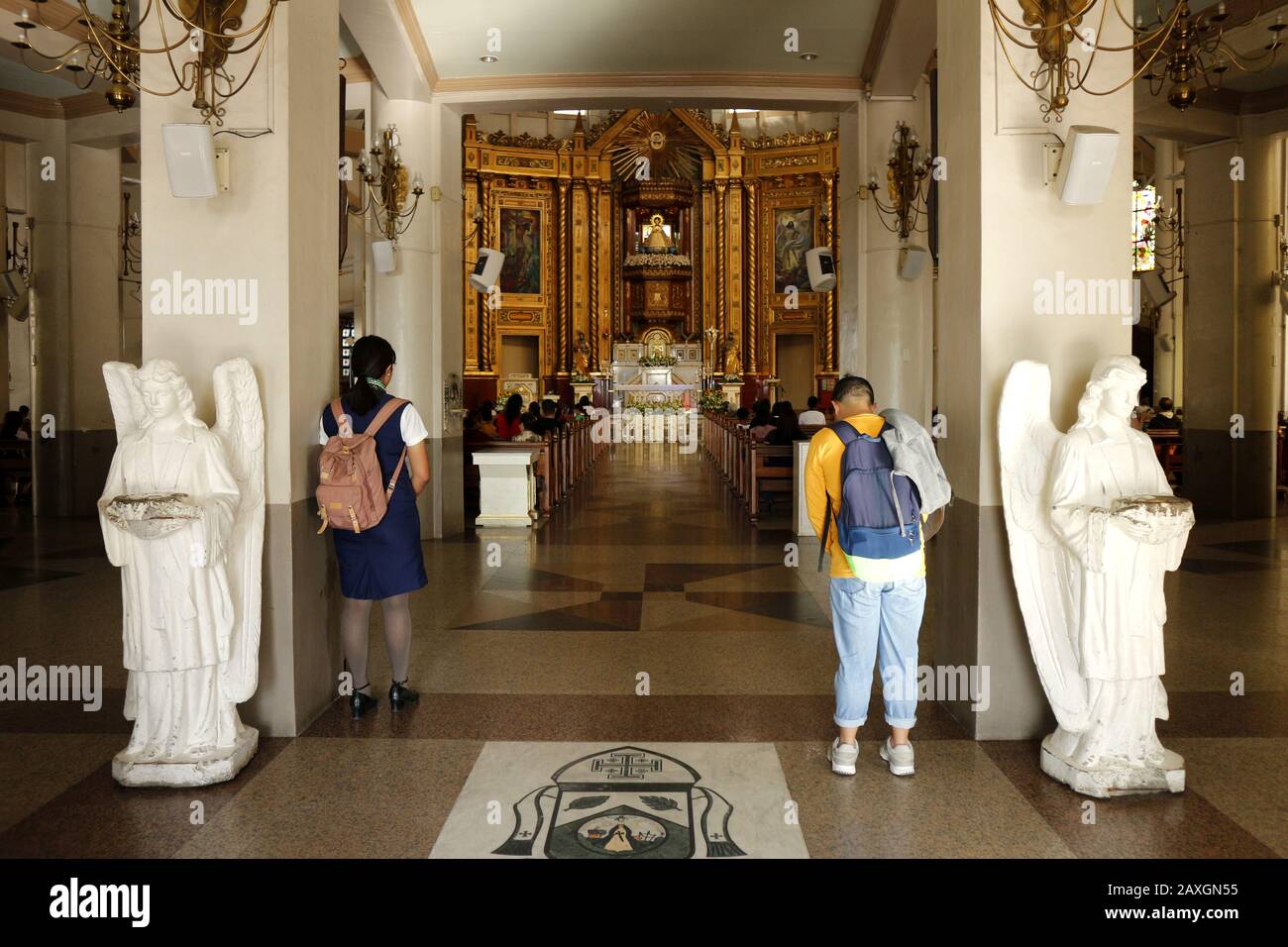 Antipolo City, Philippines - 11 février 2020: Les fidèles catholiques prient pour des images et des statues religieuses à l'intérieur de la cathédrale d'Antipolo ou de notre Dame Banque D'Images