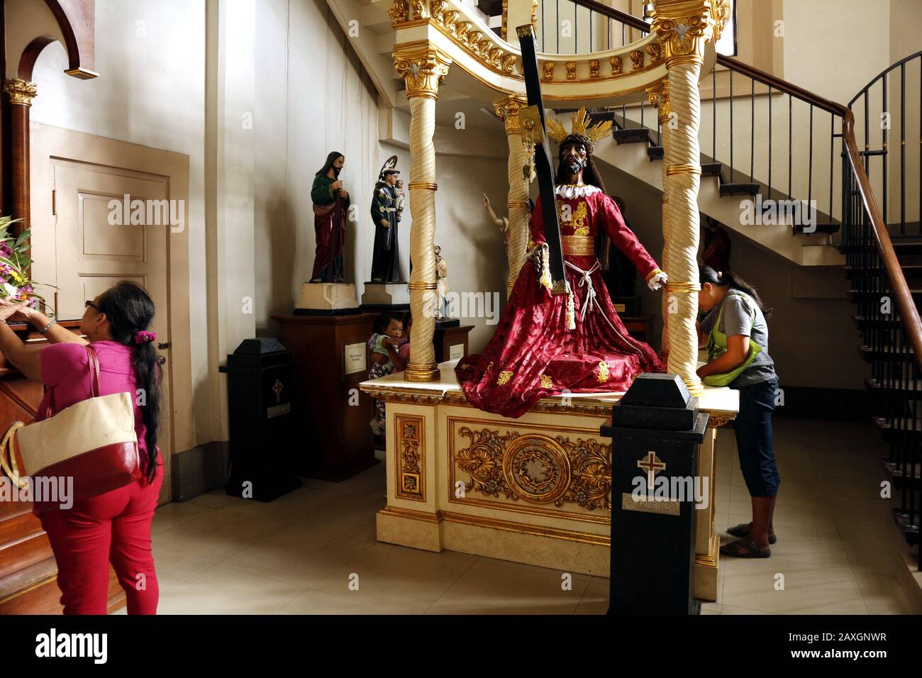 Antipolo City, Philippines - 11 février 2020: Les fidèles catholiques prient pour des images et des statues religieuses à l'intérieur de la cathédrale d'Antipolo ou de notre Dame Banque D'Images