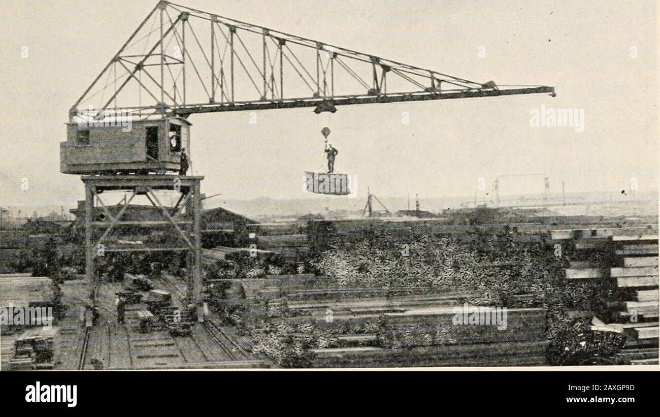 Bois d'oeuvre, sa fabrication et sa distribution . e, c'est une machine plus polyvalente et est préféré par beaucoup. Toutes ces formes gèrent le bois d'oeuvre et les bois d'oeuvre en unités. Grue en porte-à-faux.—un type de grue en porte-à-faux, appelée grue Samson, est illustré à la Fig. 113. Il est doté d'une flèche à contrepoids, souvent d'une longueur de 70 pieds ou plus, qui, avec les différents tambours et LE TRANSPORT de puissance AUTOUR DE la CENTRALE 149 dispositifs logés dans une cabine, est monté sur une base tournante qui en principe fait basculer la flèche dans un cercle complet. Un chariot est placé sur le côté inférieur de la flèche et peut être acheminé entre le thecab et le t Banque D'Images