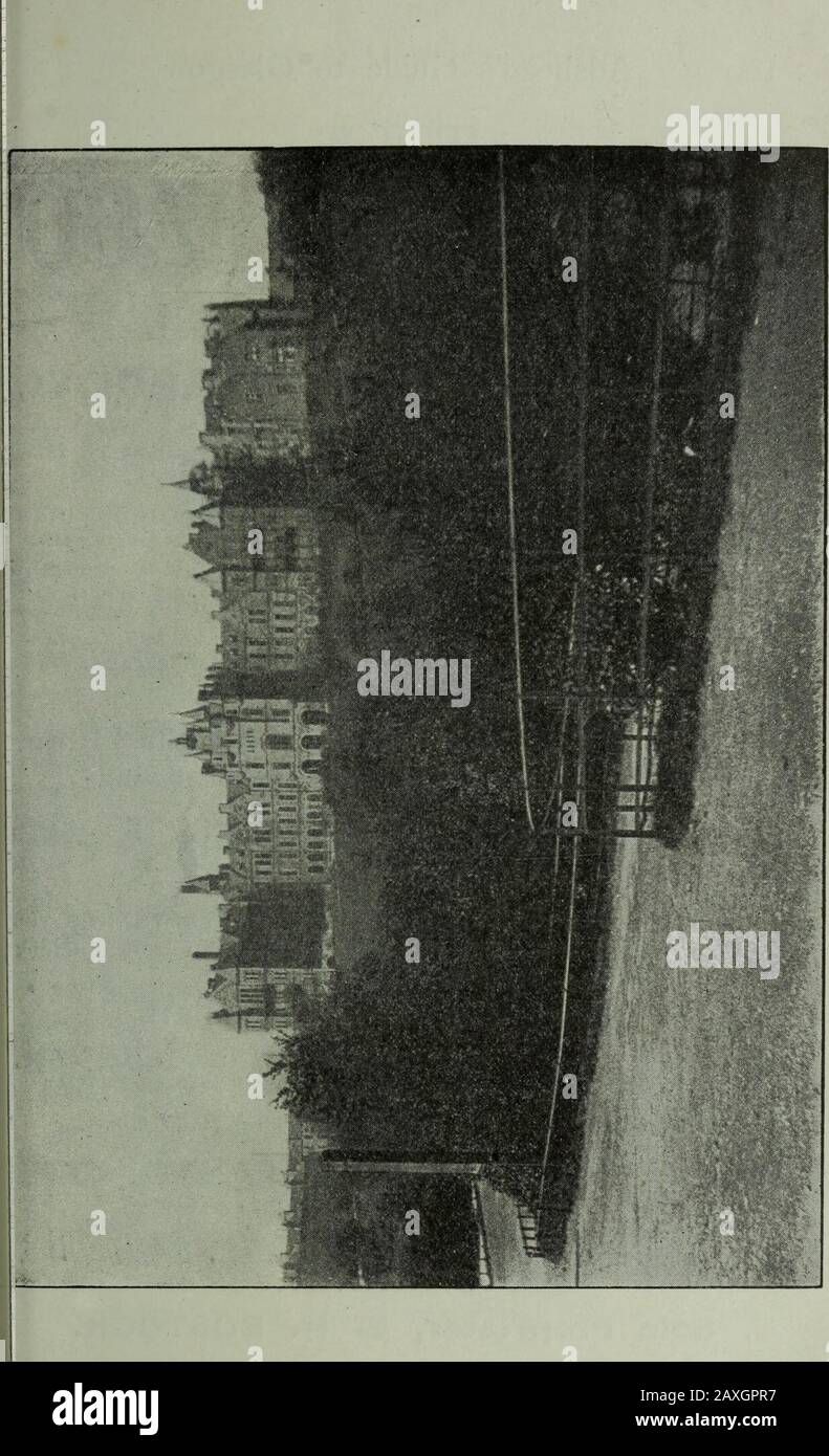 Le guide pratique d'Adshead à Glasgow : avec carte, vues, itinéraires de tramway et tarifs et d'autres informations utiles . seront entièrement et clairement compris. En passant par les quais, la voiture arrive à Paisley Road Toll. Vers l'ouest, la banlieue résidentielle d'Ibrox, où se trouve le terrain du club de football des Rangers. Au-delà du carterminus d'Ibrox se trouve le parc Bellahouston, acquis quelques années par la Société. Il y a peu d'intérêt pour le visiteur inPaisley Road jusqu'à ce que les bâtiments de la Scottish WholesaleCo=Operative Society soient atteints. Ces splendides bâtiments D 98 Adsheads Guide de Glasgow sont en soi Banque D'Images