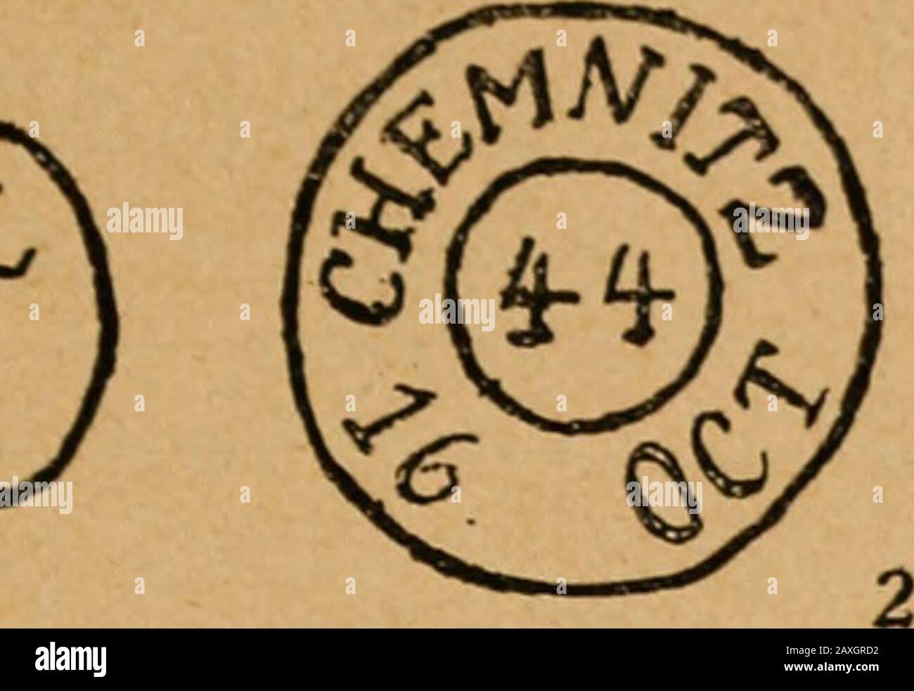 Praktisches Handbuch der Freimarken des königreichs Sachsen und des Herzogtums Sachsen-Altenburg .. . Dreier-marke Fast ausschließlich mit den zumeist schon in der vor-philatelistischen Zeit im Gebrauch gewesenen Ortsstempelnin runder, eckiger und gezackter Form vor. Die durch Verordnung vom 11. März 1852 eingeführ-ten Vollgitterstempel aus Messing, die erstmaligim Dezember 1852 erscheinenden stählernen Nummergitter-sempel können, da die rote Dreiermarke zur Zeit der Ein-führung dieser Stempel berebereits düzseeren, Ausseergät und Verwalten Banque D'Images