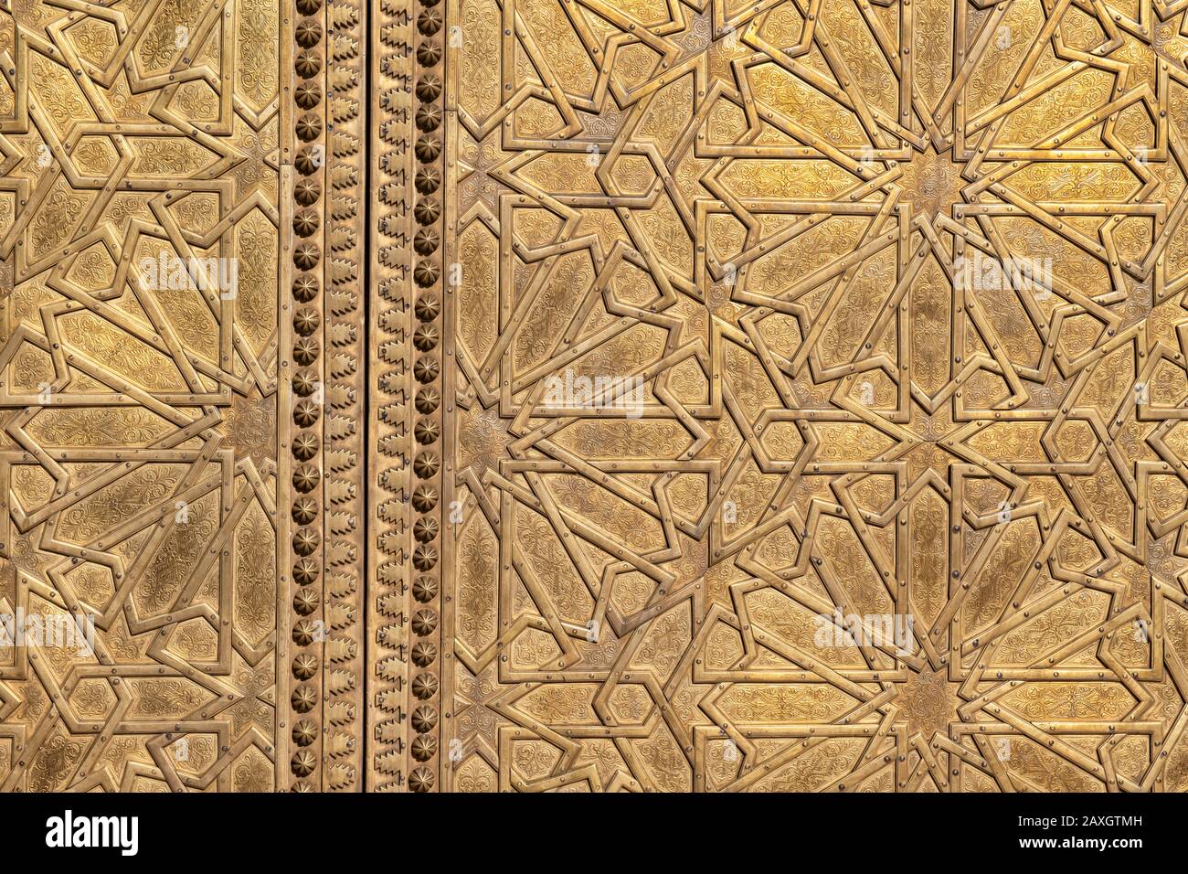 Porte d'or de la porte du palais royal à Fès, Maroc. Motif étoiles géométriques islamiques traditionnel. Banque D'Images