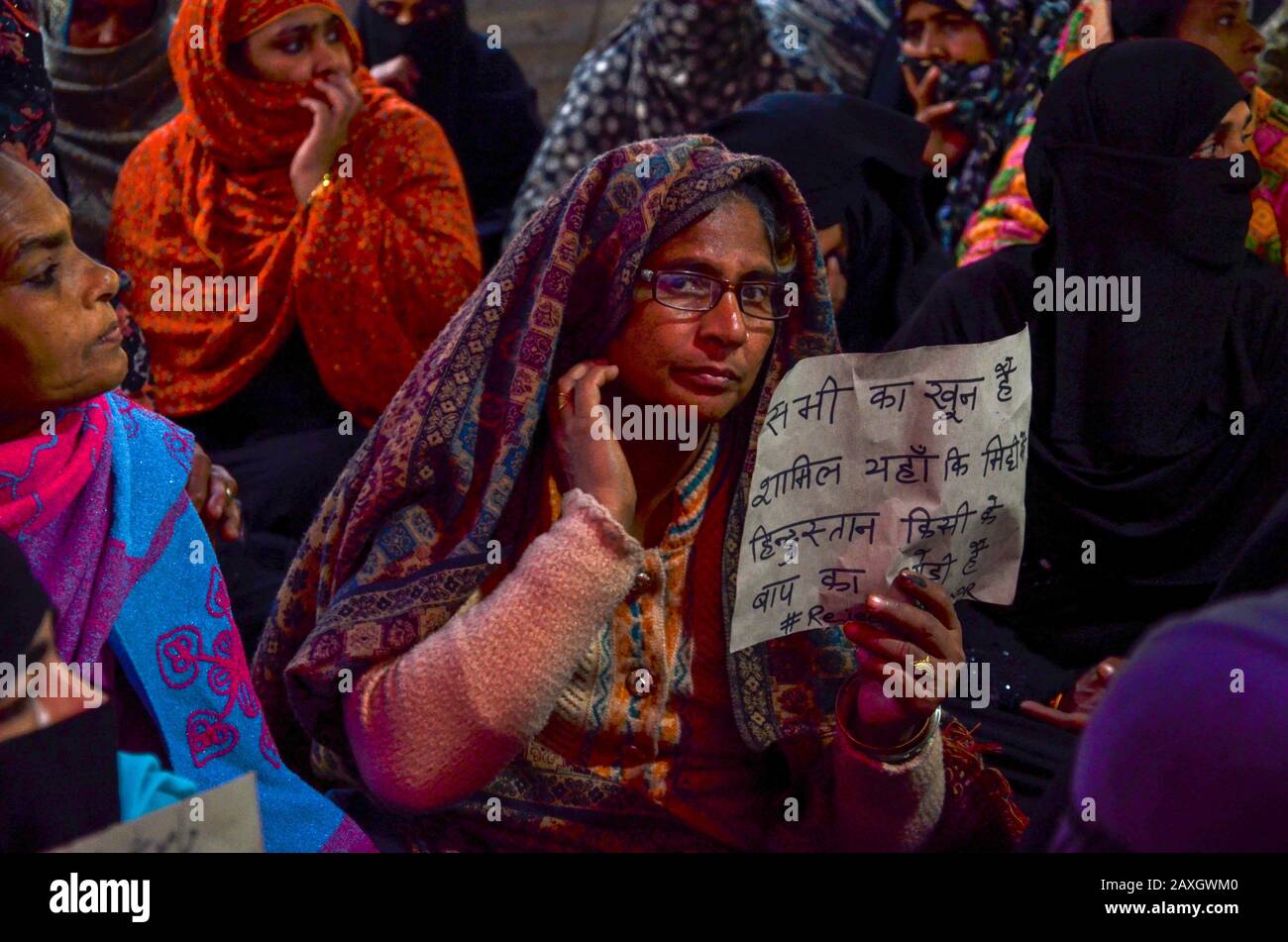 New Delhi, INDE. 11 Février 2020. Des femmes Protestent contre CAA et le CNRC à Shaheen Bagh. Une des femmes Manifestants de Shaheen Bagh montrant l'affiche. Banque D'Images