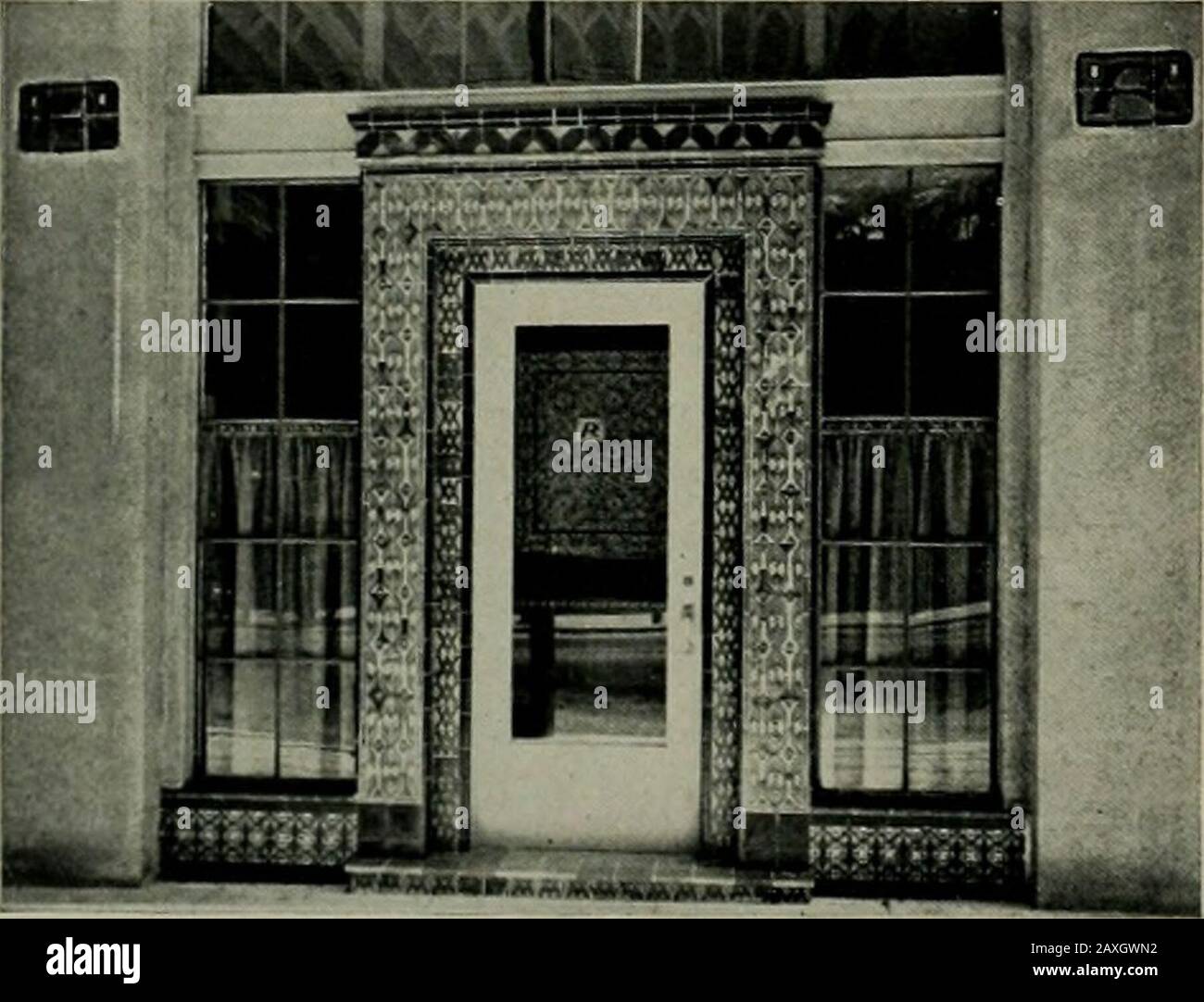 Architecte et ingénieur . Specijy Ric-ai.cots pas de motcalé que les conduitits eUcienc TT est le développement du joint Latéral à lèvre Ric-wiLLoc qui a fait de la tuile pour les tuyaux de vapeur souterrains étanche à l'eau. Pour ce joint étanchéifier les côtés du conduit, fendu pour une installation facile. Il en fait plus : il verrouille les sec- ^^^M tions en haut et en bas ensemble et restaure pratiquement ^K la force d'origine de la mosaïque. Et » parce que ce joint prend et attache de mortier, le joint est sûr et permanent. Ses sections supérieure et inférieure résistantes à l'imbécile se ressemblent et il peut être facilement inspecté à partir de t Banque D'Images