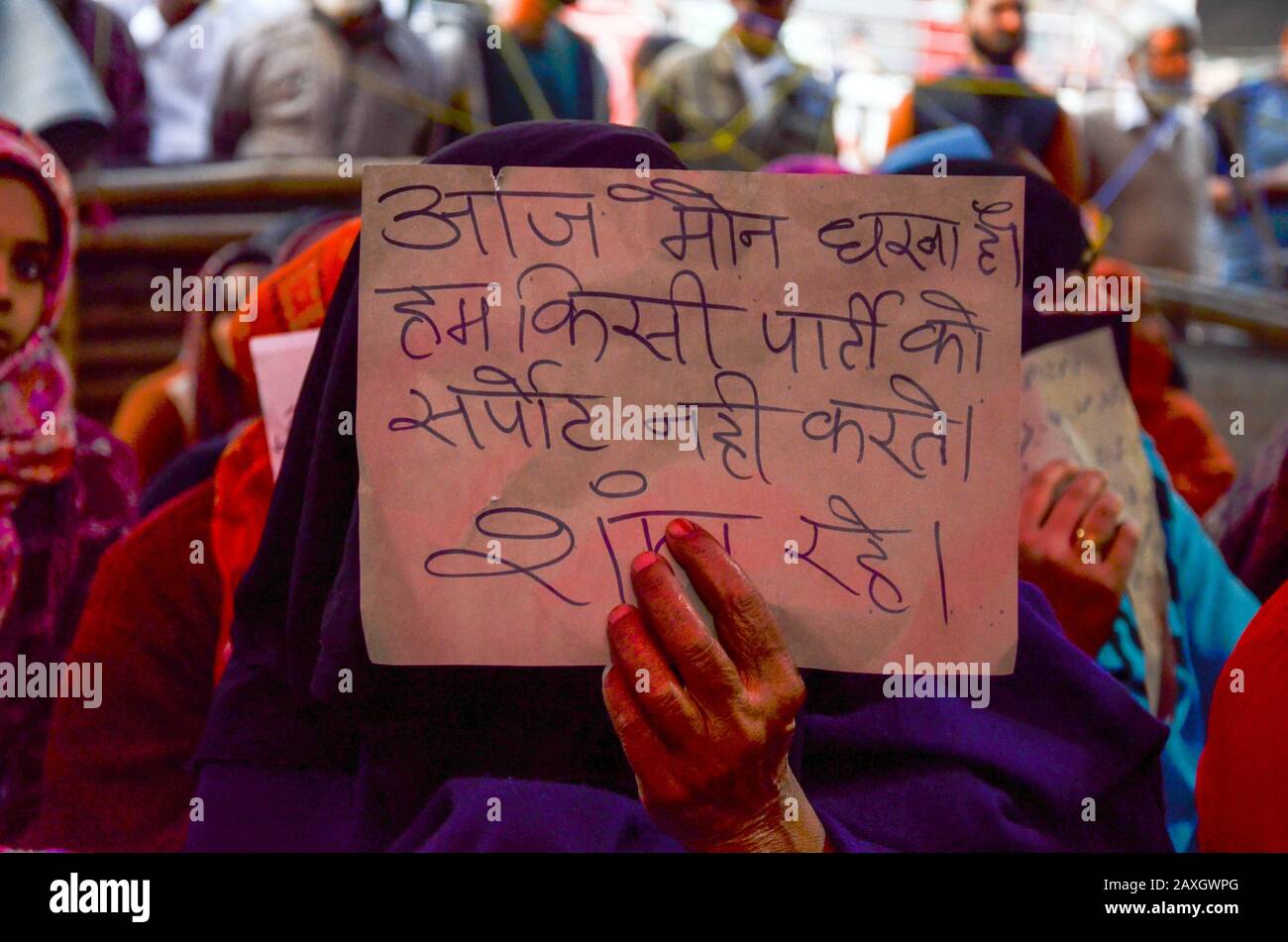 New Delhi, INDE. 11 Février 2020. Des femmes Protestent contre CAA et le CNRC à Shaheen Bagh. Ta femmes protestant montrant poster.. Banque D'Images