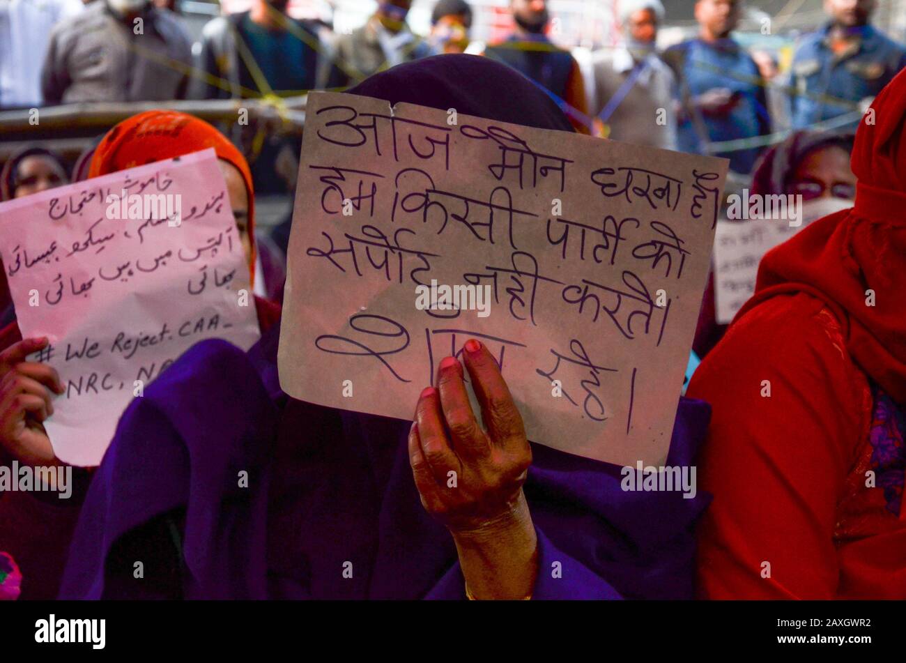 New Delhi, INDE. 11 Février 2020. Des femmes Protestent contre CAA et le CNRC à Shaheen Bagh. Une femme protestant montrant l'affiche. Banque D'Images