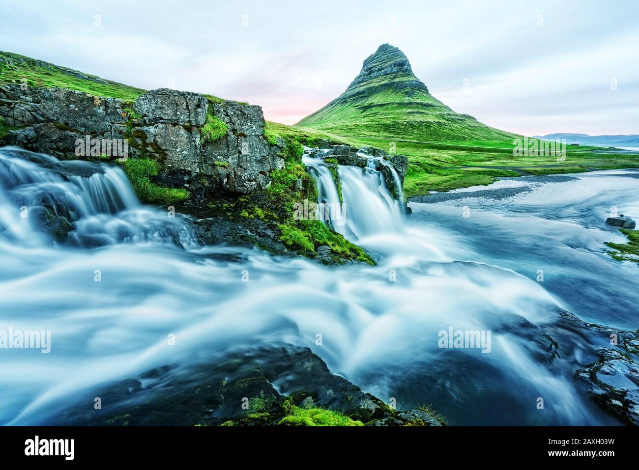 Paysage incroyable avec cascade de Kirkjufellsfoss et montagne de Kirkjufell, Islande, Europe. Banque D'Images