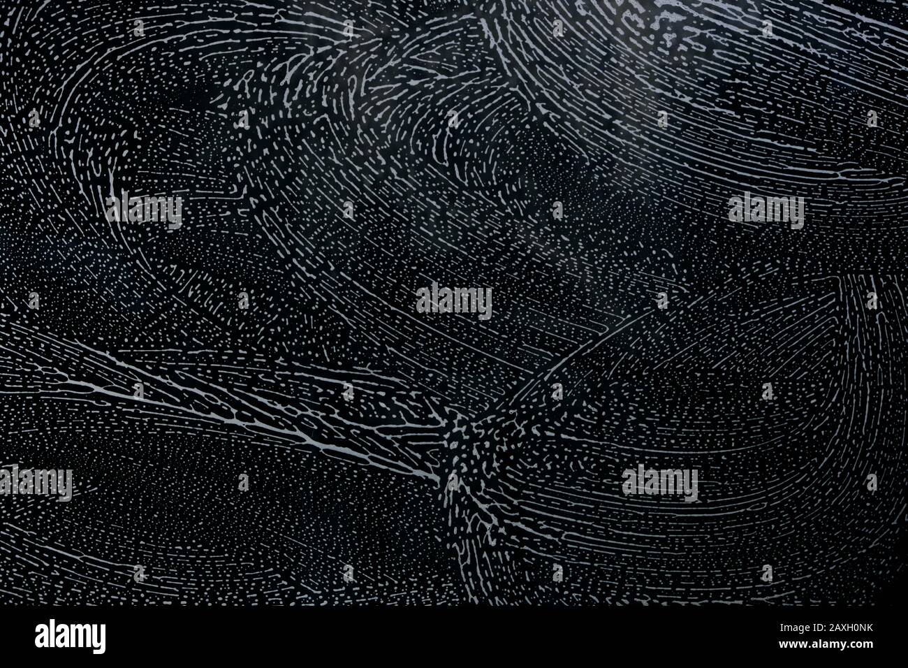 Fond abstrait, verre recouvert de mousse avec taches d'un chiffon Banque D'Images