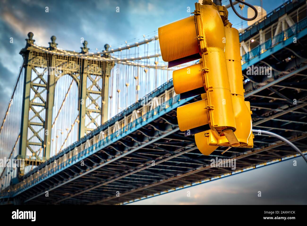 Un signal de circulation à New York avec un pont en arrière-plan. Banque D'Images