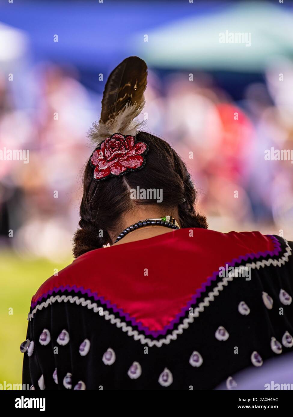 Femme américaine originaire dans une robe traditionnelle au festival Pow Wow Banque D'Images