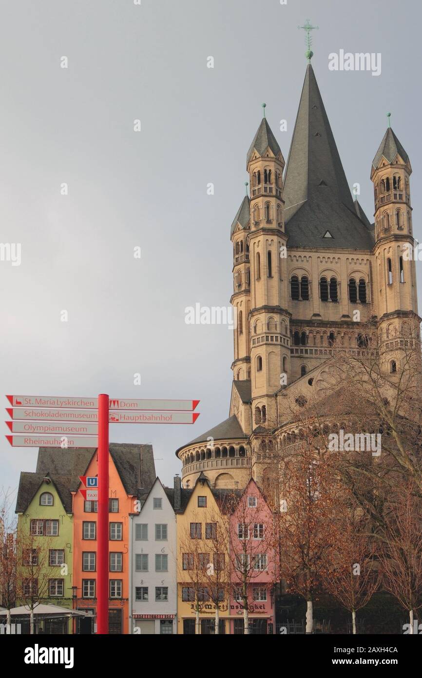 Cologne, Allemagne - Jan 07, 2020: Index des attractions de la ville à côté de l'église Saint-Martin Banque D'Images