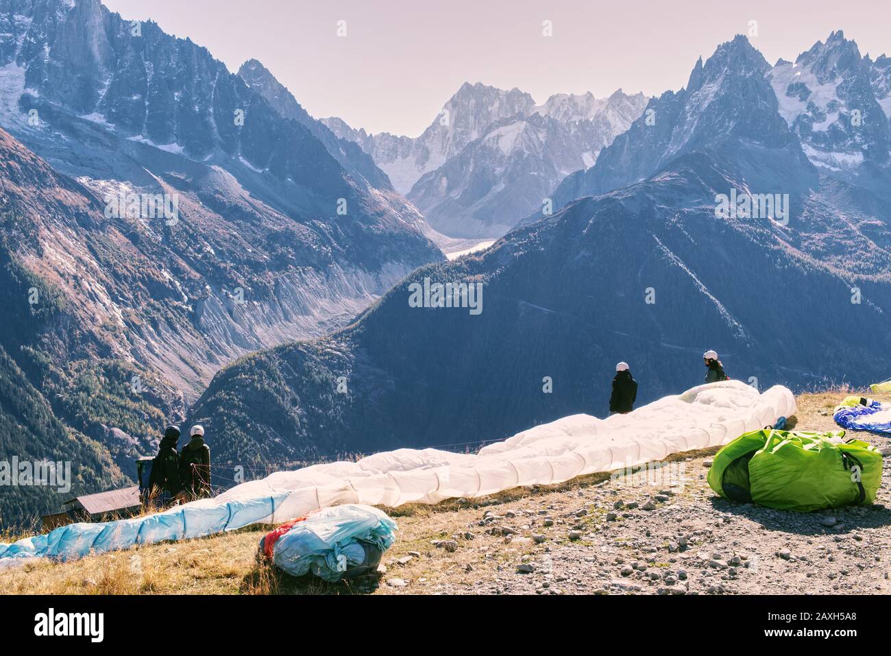Parapente dans les hautes montagnes de Haute Savoie, France. Les parapentes sont prêts à décoller. Banque D'Images