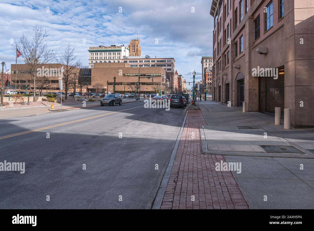 Syracuse, NEW YORK - 05 FÉVRIER 2020 : vue sur la rue de W Washington St et S Salina St et du Solvay Bank Building en arrière-plan. Banque D'Images